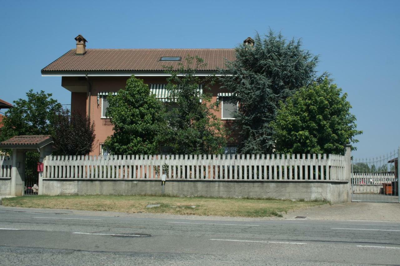 Villa Oleandri Карманьола Екстериор снимка